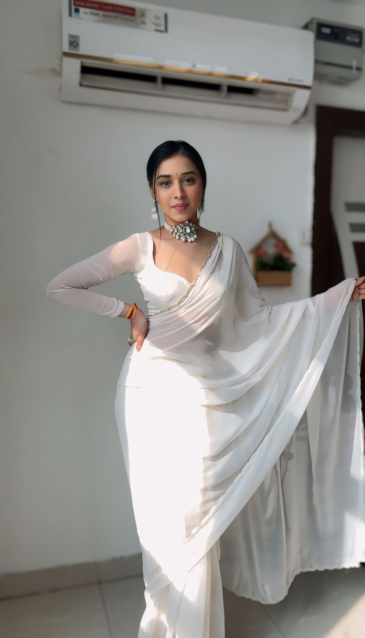 Lustrous White Color Georgette Saree: Elegant and Easy-to-Wear for Modern Women