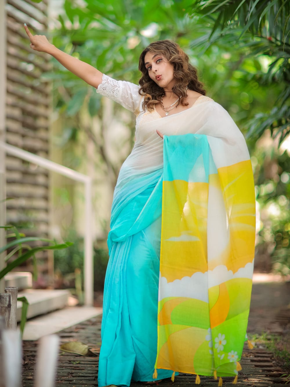 Premium White Printed Linen Fabric Saree – Perfect Blend of Comfort and Style