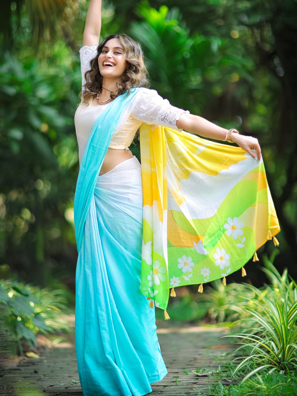 Premium White Printed Linen Fabric Saree – Perfect Blend of Comfort and Style