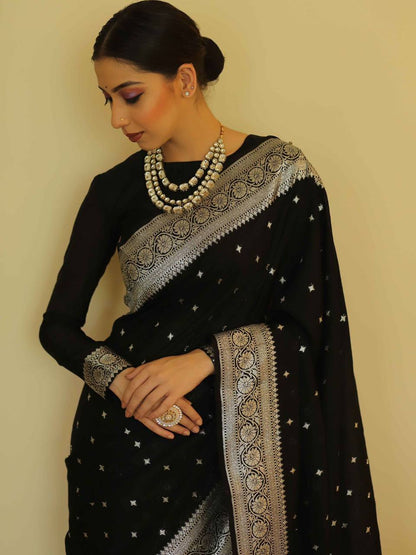 Luxurious Black Kanjivaram Saree with Intricate Design and Matching Border – Ethnic Perfection