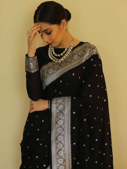 Luxurious Black Kanjivaram Saree with Intricate Design and Matching Border – Ethnic Perfection