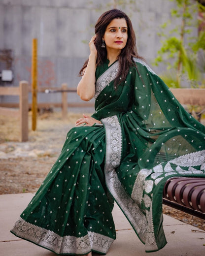 Luxurious Green Kanjivaram Saree with Intricate Design and Matching Border – Ethnic Perfection