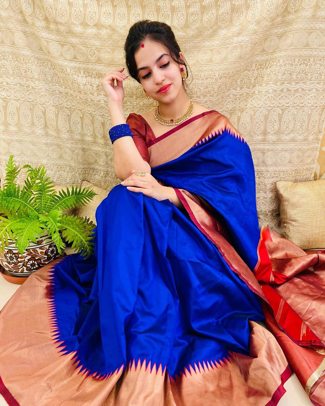 Graceful Elegance: Stunning Blue and Gold Silk Saree with Rich Details