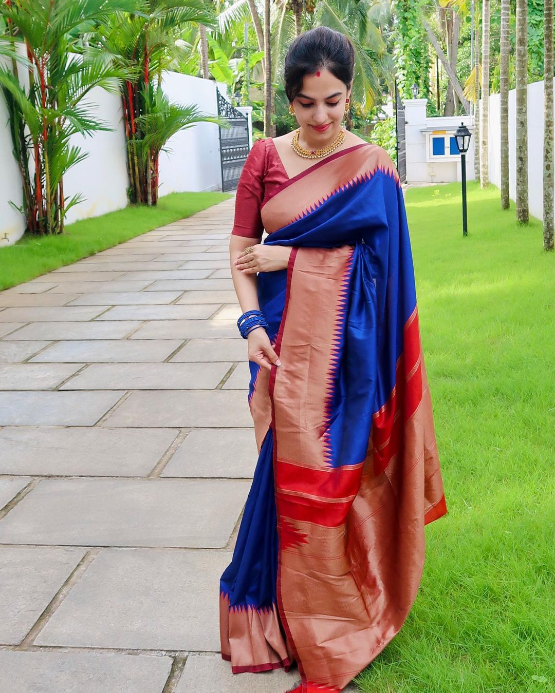 Graceful Elegance: Stunning Blue and Gold Silk Saree with Rich Details