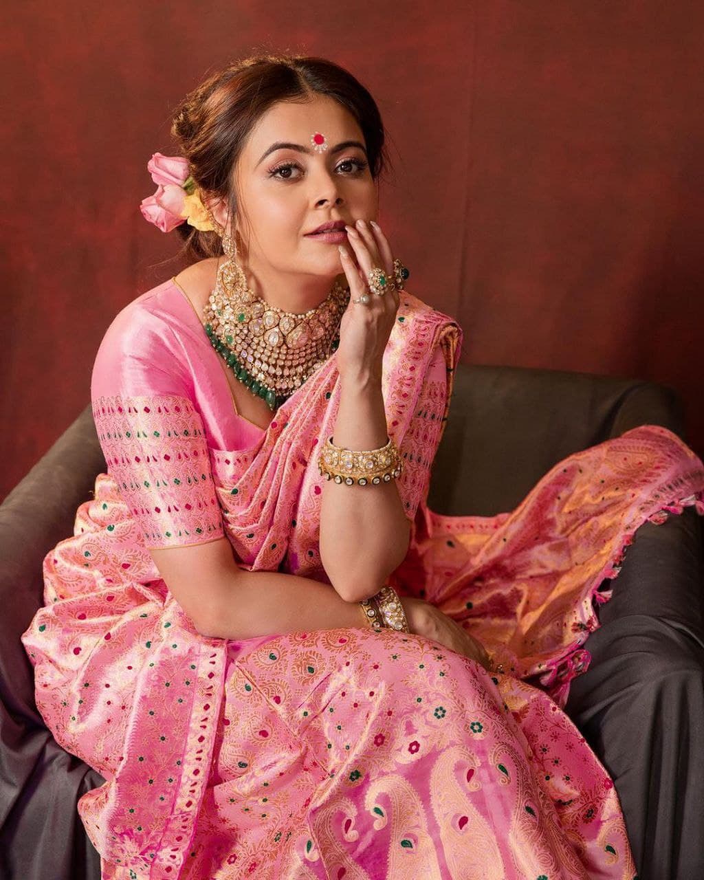 Traditional Beauty: A Woman's Grace in a Vibrant Pink Silk Saree