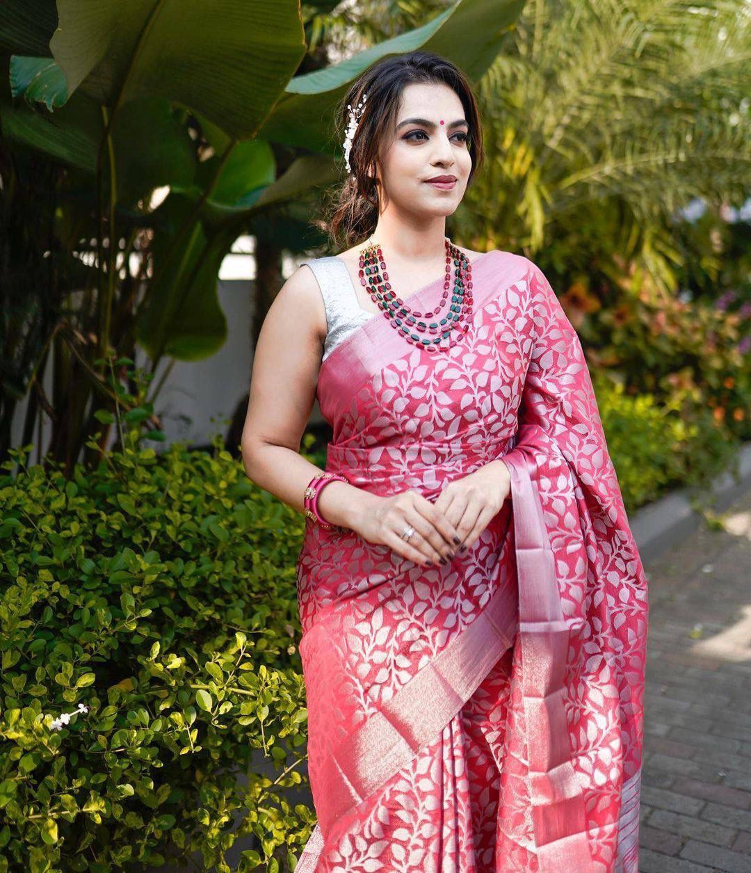 Timeless Pink Kanjivaram Silk Saree with Gorgeous Leaf Design and Border