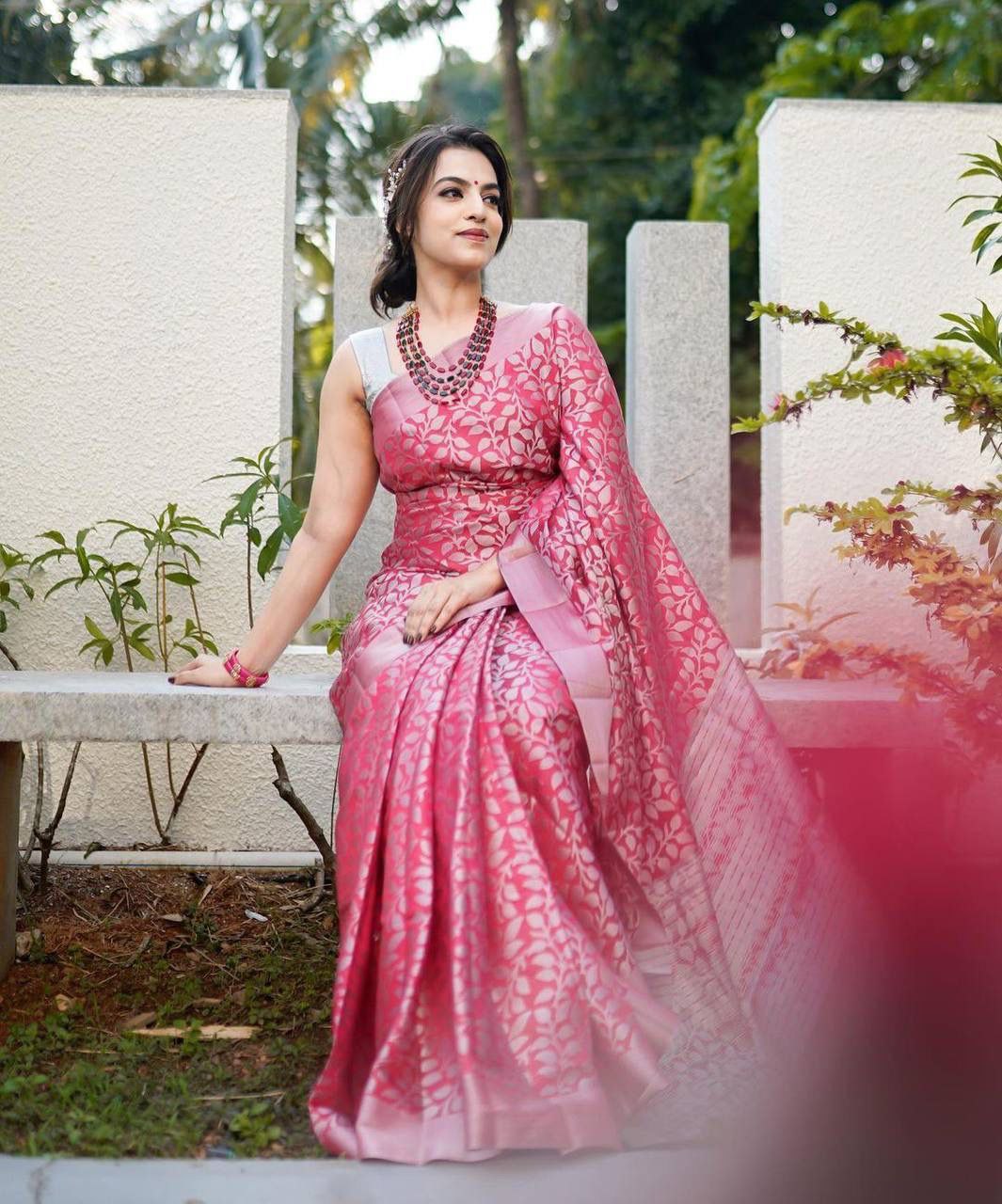 Timeless Pink Kanjivaram Silk Saree with Gorgeous Leaf Design and Border