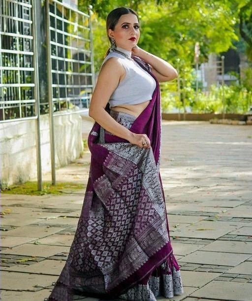 Stunning Magenta Color Kanjivaram Saree with Soft Silk Finish and Elegant Border